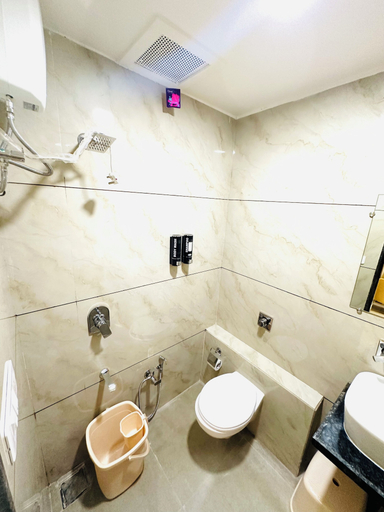 Bathroom 5, Hotel Kings Residency, Ahmadabad