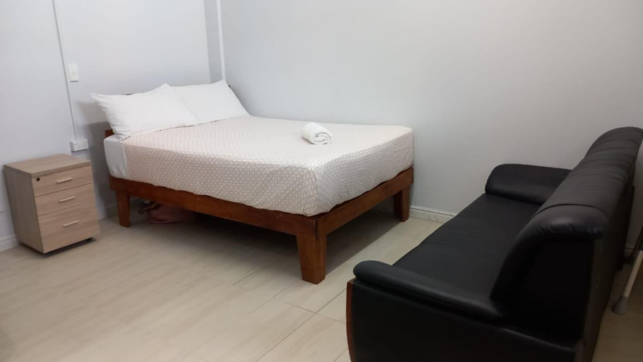 Room 4, Charles Studio Sleeps 2 With Parking, Panatina
