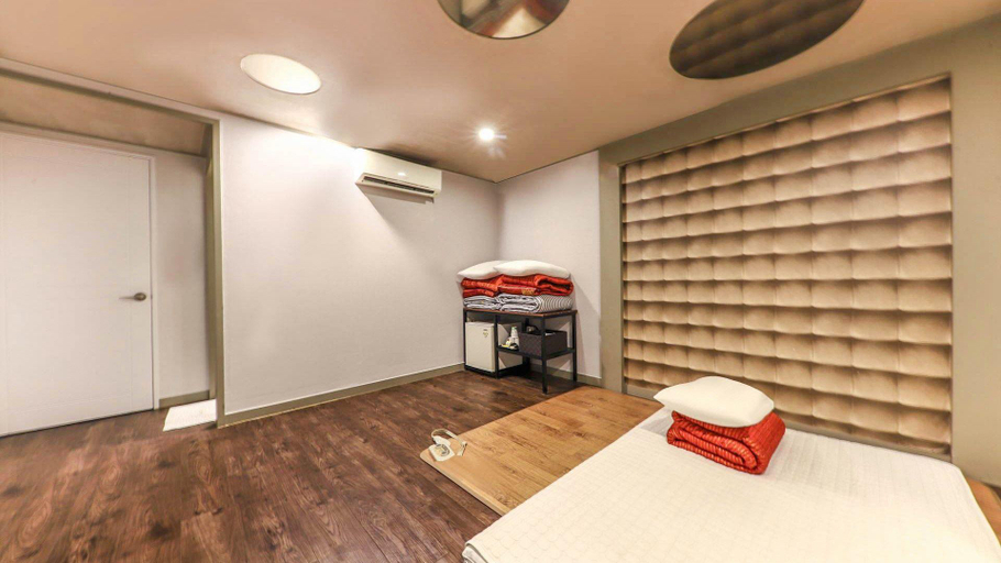 Bedroom 2, Yangsan Show Hotel, Yangsan