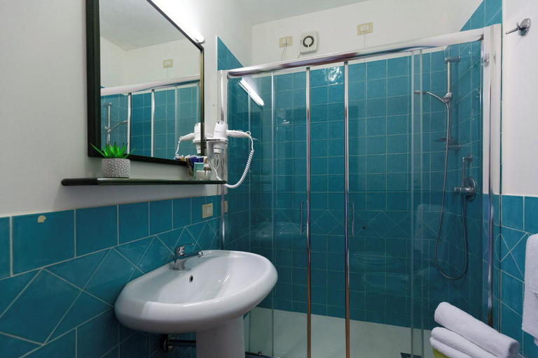 Bathroom 4, iH Hotels Villasimius Le Zagare Resort, Cagliari