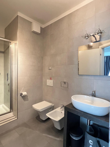 Bathroom 2, Valverde 32, Verona