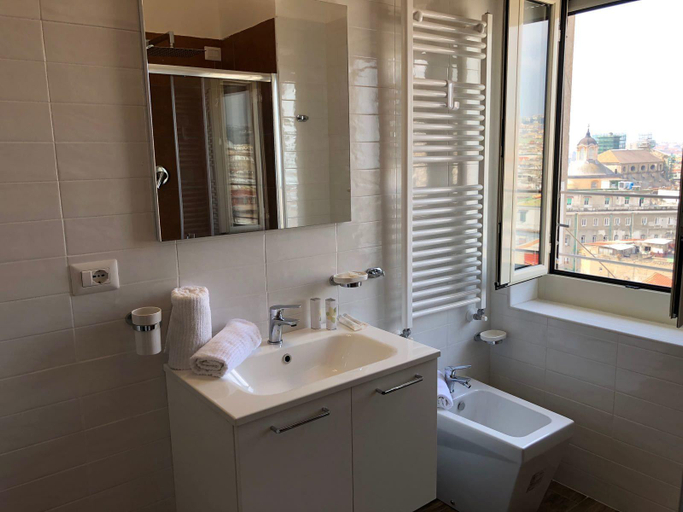 Bathroom 4, South Hands, Napoli
