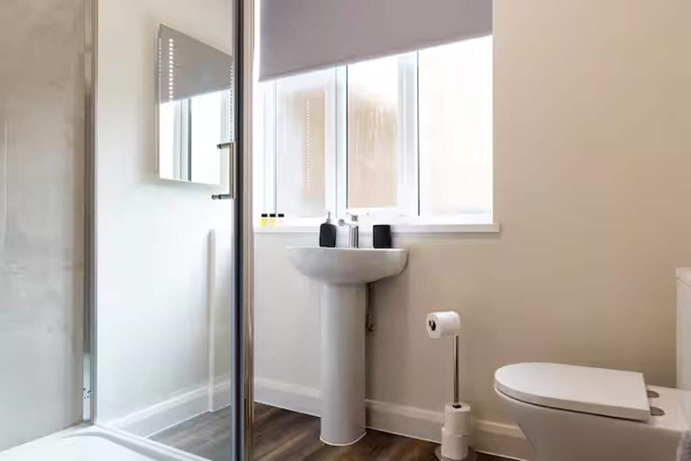 Bathroom 4, Harmony 4 - Stylish Central Studio Near Stadium, Leicester
