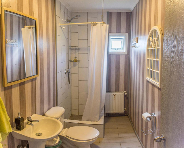 Bathroom 3, Hostel Kuntur, Última Esperanza