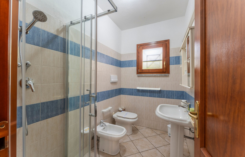 Bathroom 2, Cozy Apartment 300mt From the Beach, Nuoro
