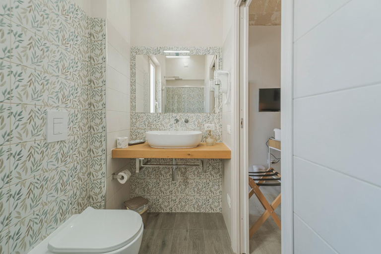 Bathroom 2, Ponente & Maestro Rooms, Trapani