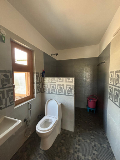 Bathroom 2, The Naggar Trails, Kullu