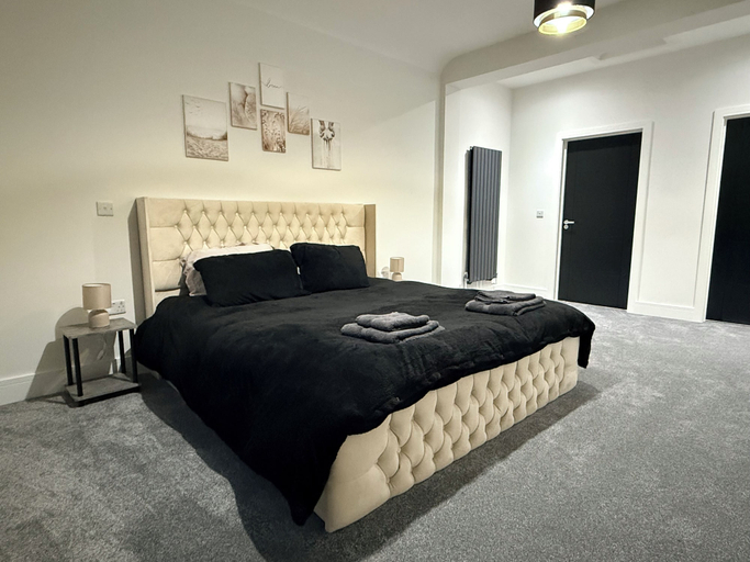 Room 2, Luxury Home 5 Bedroom 3 Bathroom Games Room Parking, Newport