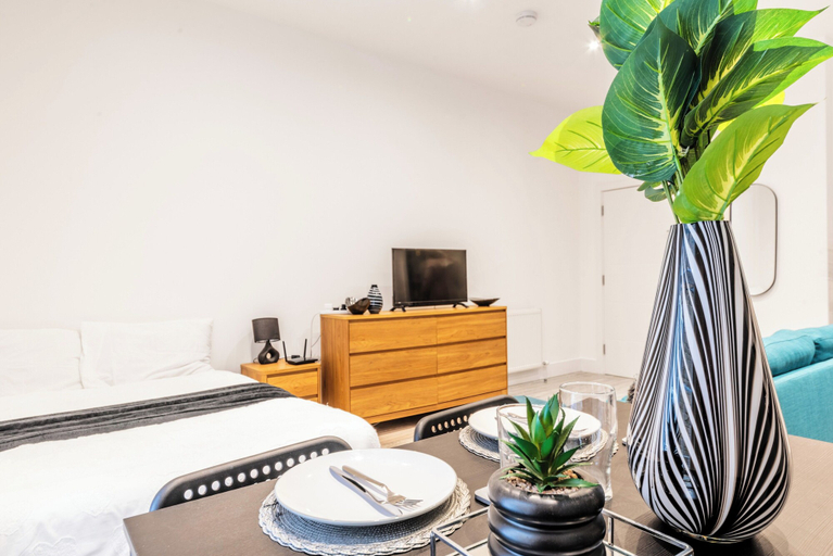 Room 5, Sleeps 2 - Central - Studio - Wifi - Paid Parking, Kent