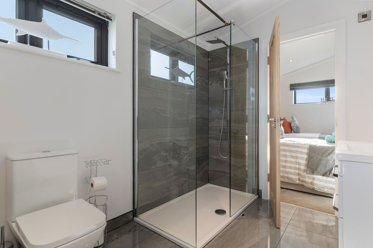 Room 2, Bryn Hafod - Luxury Lodge Hot Tub Walk to Beach, Pembrokeshire