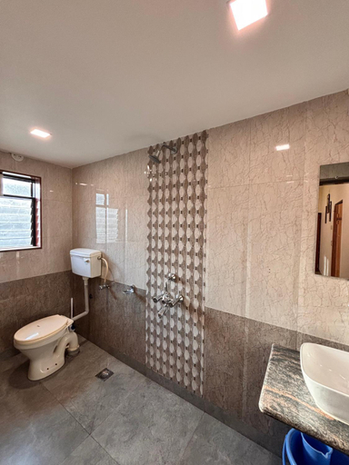 Bathroom, Crescent Holiday Homes, Satara