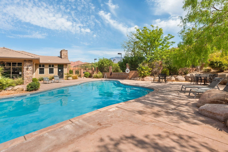Pool 2, American Dreams 2 Bedroom Condo, Washington