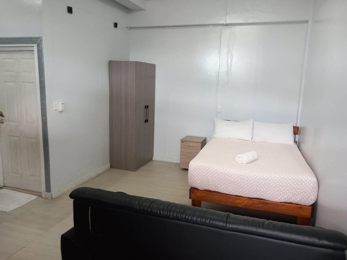 Room 5, Charles Studio Sleeps 2 With Parking, Panatina