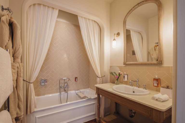 Bathroom 5, Château de Fonscolombe - Relais & Châteaux, Bouches-du-Rhône