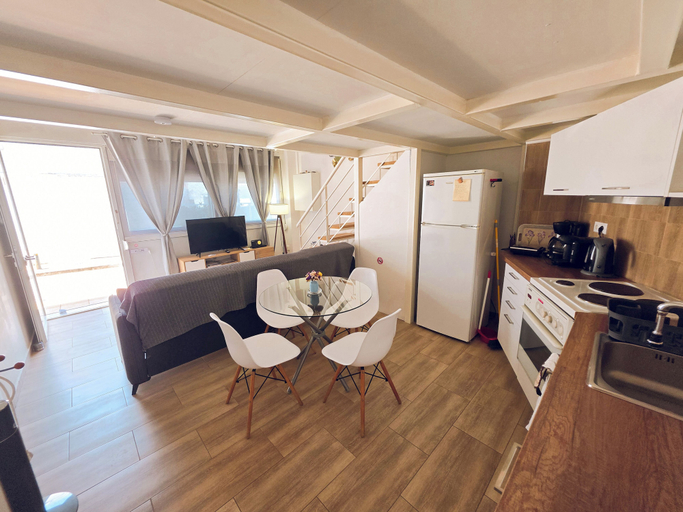 Room 5, Loft Suites, Attica