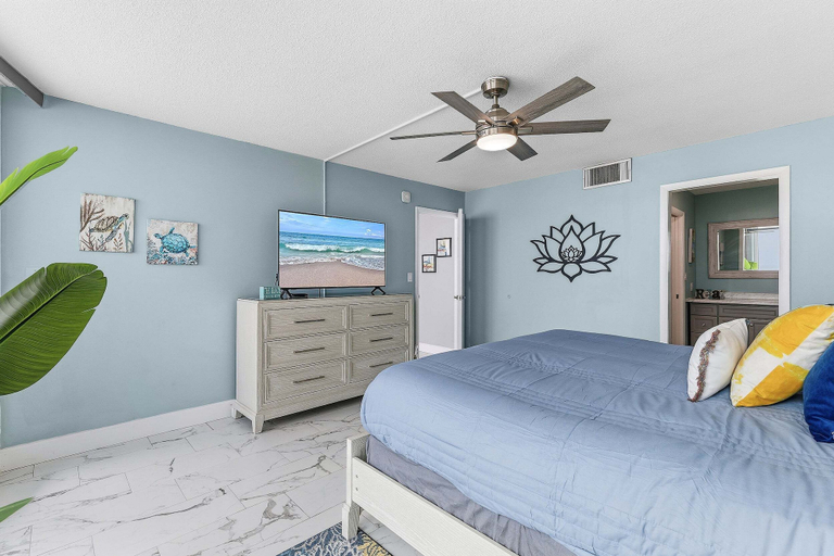 Room 5, Daytona White Surf, Volusia