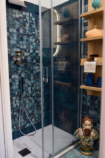 Bathroom 2, Gloden House Apartments, Messina
