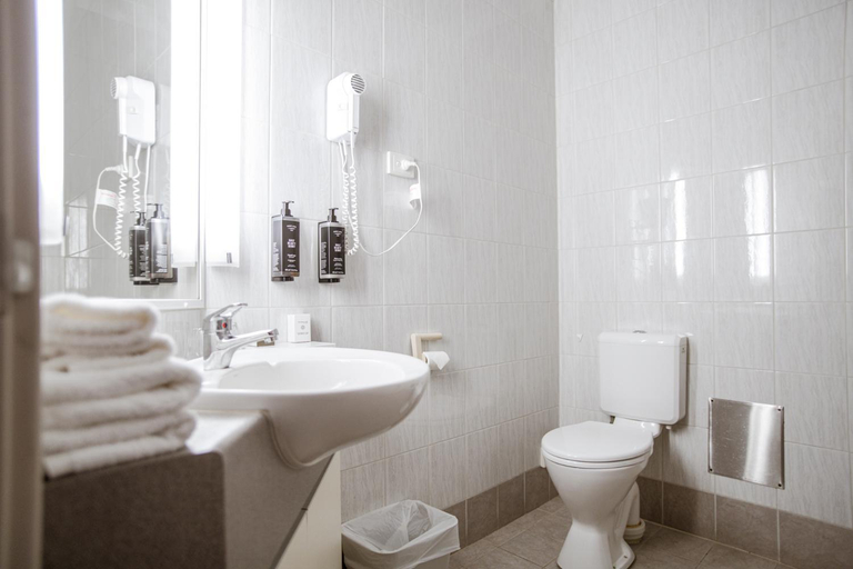 Bathroom 4, Hospitality Geraldton, SureStay by Best Western, Geraldton