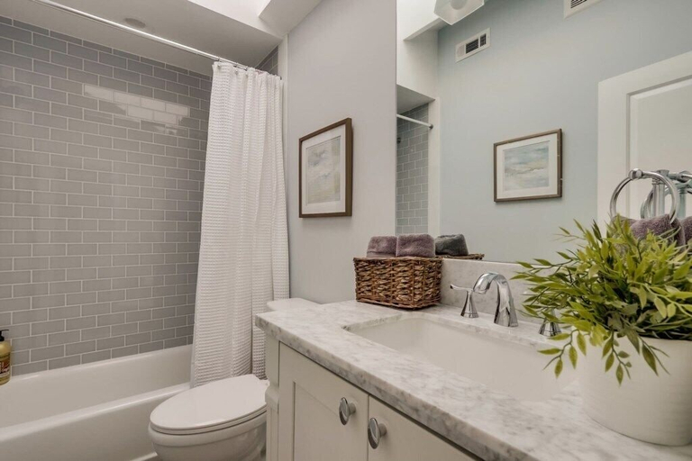 Bathroom, 5 Bedroom plus loft room, 3 Bath home, Orange