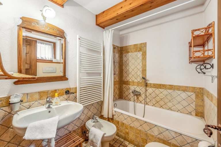 Bathroom 4, Courmayeur Apartment X6 Parking, Aosta