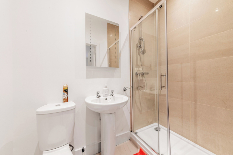 Bathroom, Sleeps 2 - Central - Studio - Wifi - Paid Parking, Kent