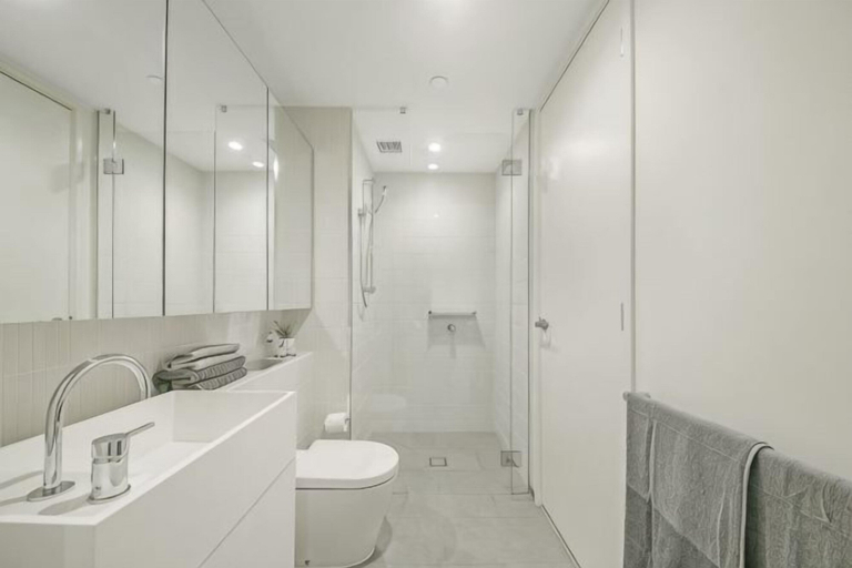 Bathroom, Cozy & Chic Apt Near Crown Casino & Southgate Mall, Melbourne