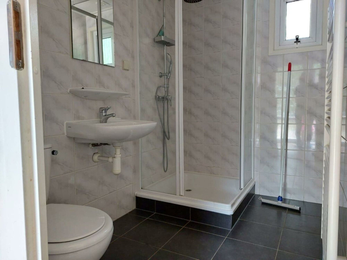 Bathroom, Holiday Home in Beekbergen With Terrace, Apeldoorn