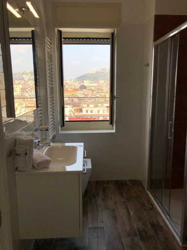 Bathroom 5, South Hands, Napoli