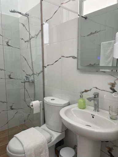 Bathroom 3, SeaSide Apartments, Sarandës