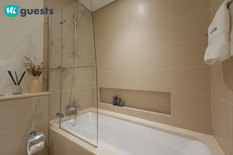 Bathroom 4, Waterfront Luxe Apt with Bluewaters Island Views, Dubai