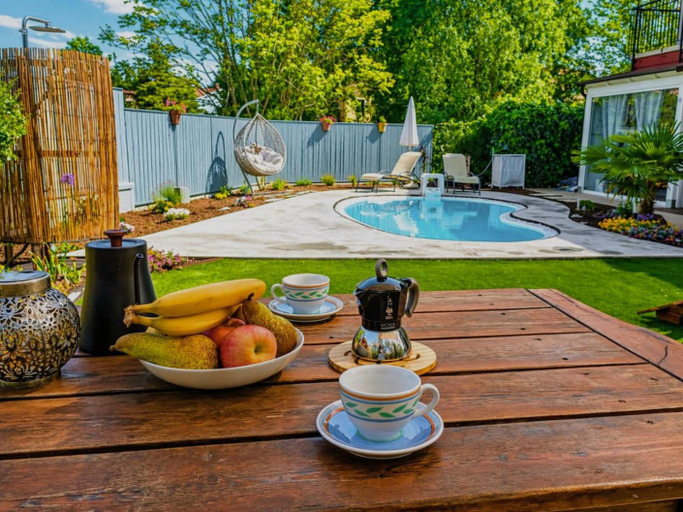 Food & Drinks 5, Picnic Room and Pool, Verona