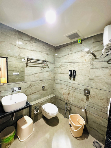 Bathroom 3, Hotel Kings Residency, Ahmadabad