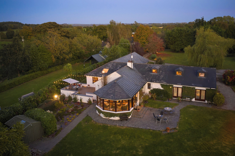 Exterior 3, Luxurious House Sleeps 8 - Free Parking & Garden