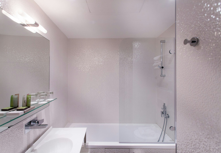 Bathroom 3, Hotel Legend, Paris