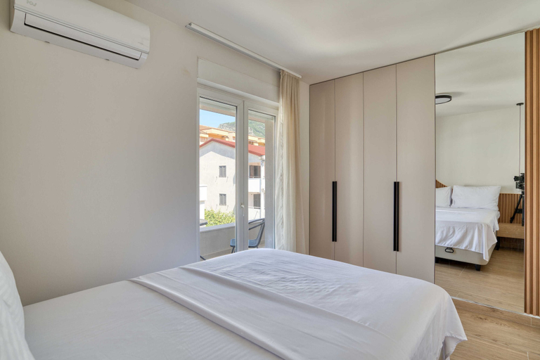 Others 5, Mont Residence