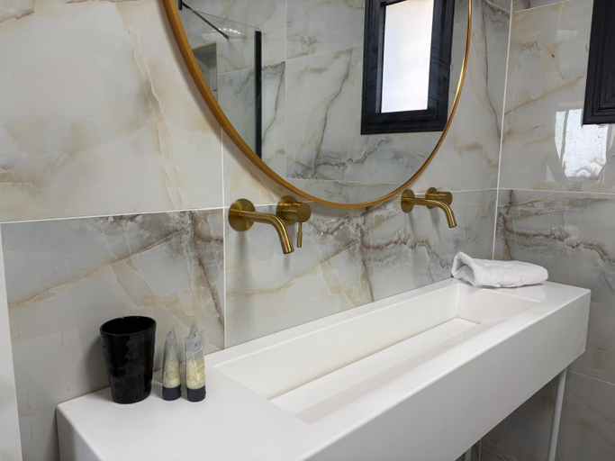 Bathroom 3, מבית תכלת בית של חופש Allentown 21 אלנטאון 21