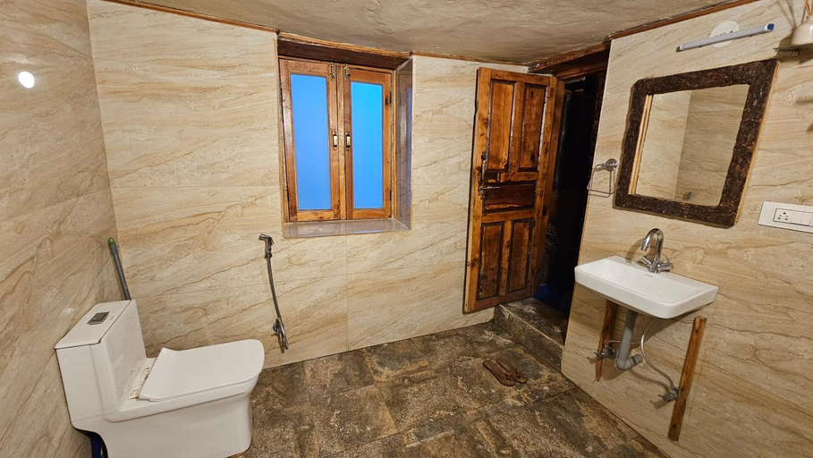 Bathroom 2, Parvatis Lap, Kullu