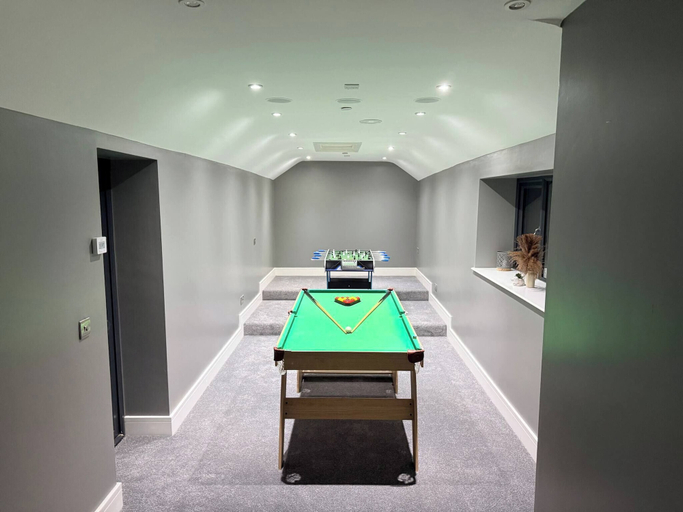 Game room 5, Luxury Home 5 Bedroom 3 Bathroom Games Room Parking, Newport