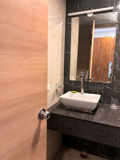 Bathroom 4, Asian Suits By IAH , Gautam Buddha Nagar