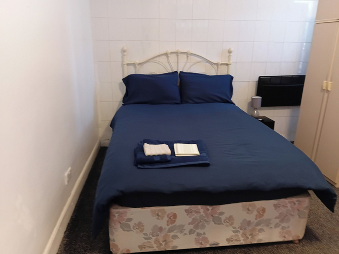 Room 4, Studio Sleeps 2 Near Priory Woods, Sandwell