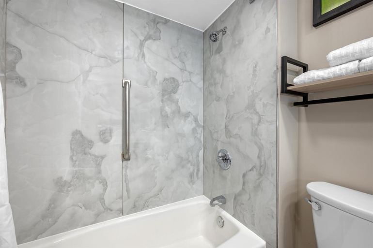 Bathroom 4, Best Western Plus Indianapolis North at Pyramids, Marion