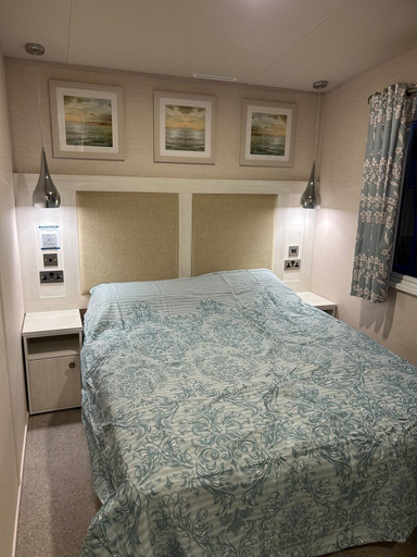 Room 2, Apartment Sleeps 8 With Parking, North Yorkshire