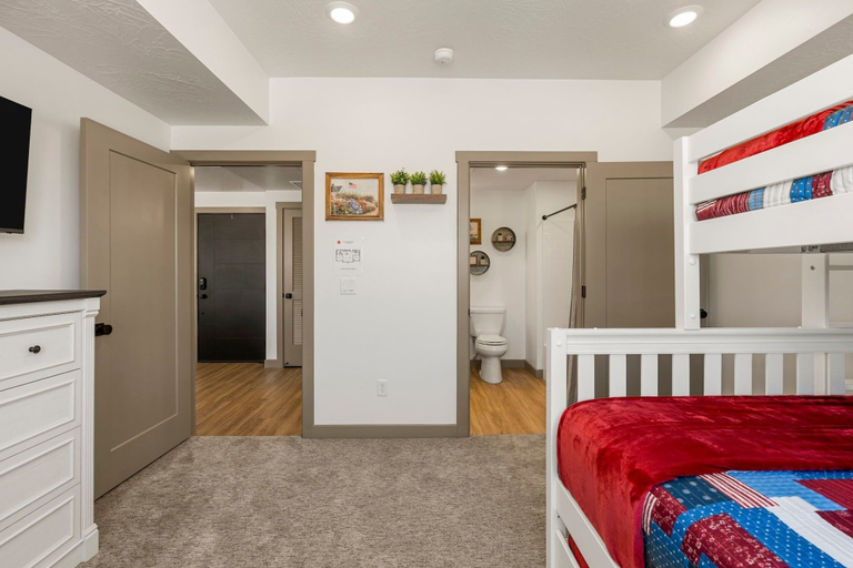 Room 4, American Dreams 2 Bedroom Condo, Washington