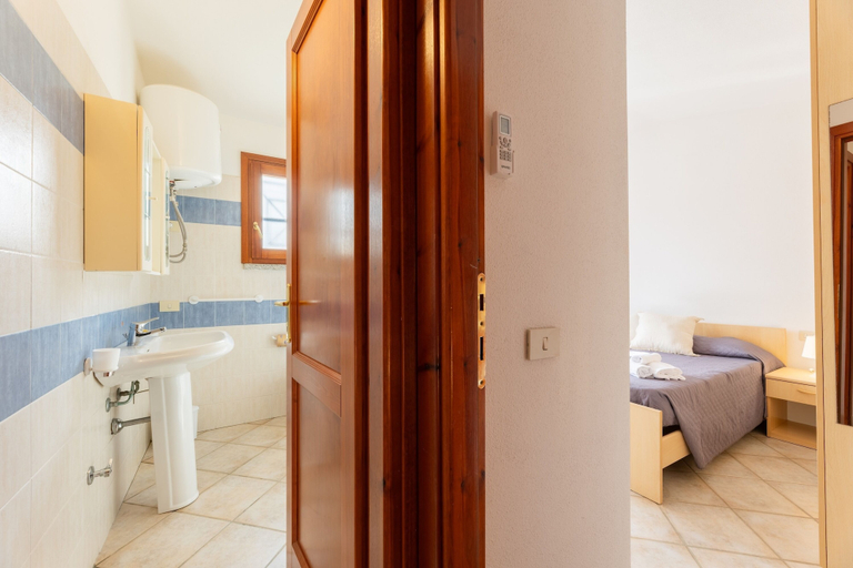 Room 2, Spacious Flat 300mt From the Beach, Nuoro