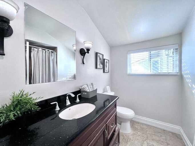 Bathroom 3, Cute 3 Bedroom 2 Bath Home Near Convention Center & Disney, Orange