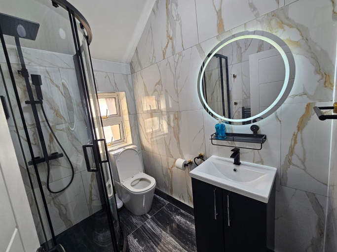 Bathroom 3, Cozy Studio - Sleeps 2 - Cardiff City Centre, Cardiff