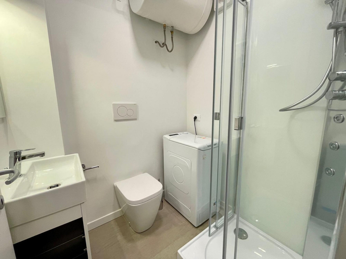 Bathroom, Cozy Modern Studio With Pool Access, Venezia