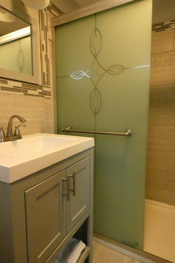 Bathroom 4, Aquastar Inn, Washington