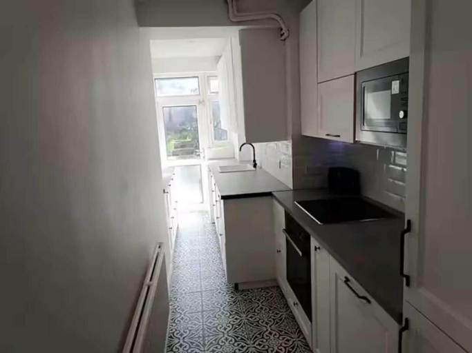 Private kitchen, Spacious 3 Bed House-central London-garden-parking, London