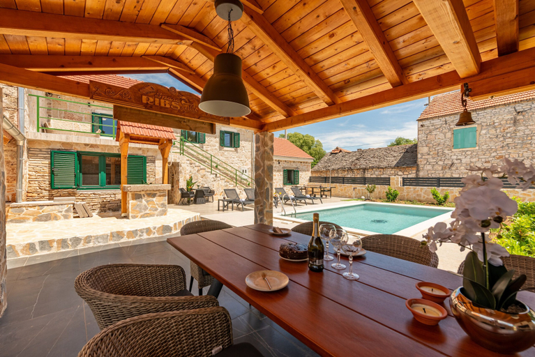 Outdoor dining 2, Villa Zvonimir Zadarvillas, Promina